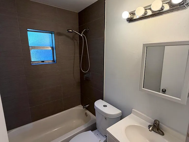 4927 SW 44th Ter — Photo 5