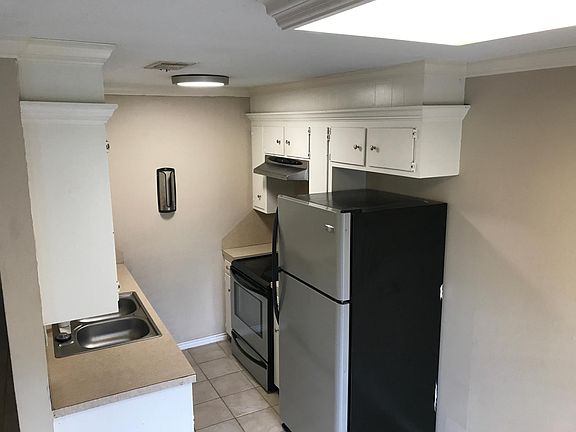 2nd image of 801 Llano Pl