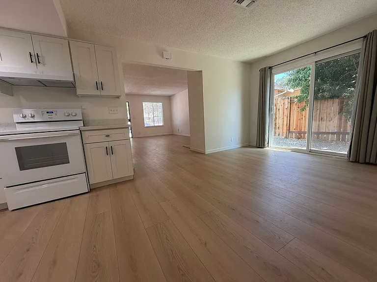 5061 Shell St — Photo 4