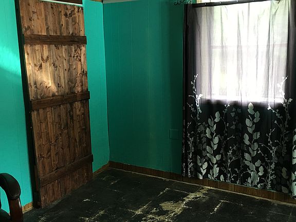  basement bedroom/close