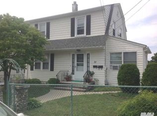 21 1st St, Glen Cove, NY 11542