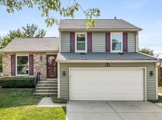 208 Iris Dr, Streamwood, IL 60107