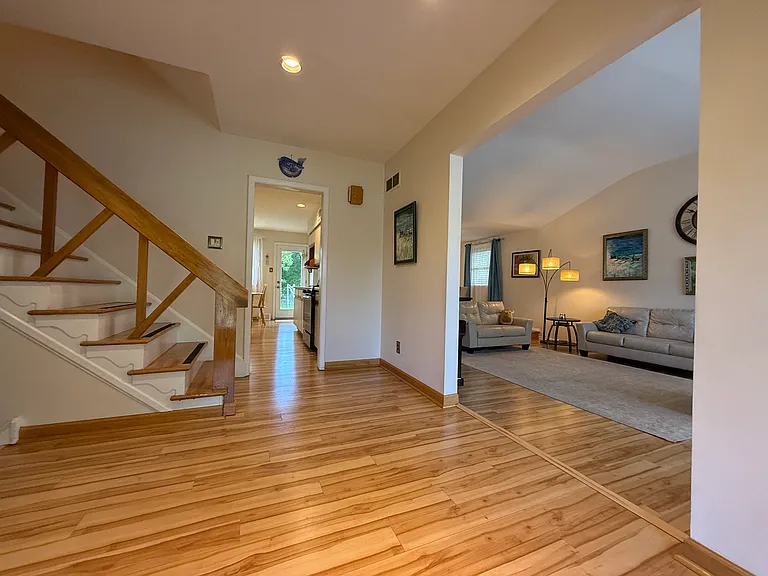 806 Warfield Ln — Photo 15
