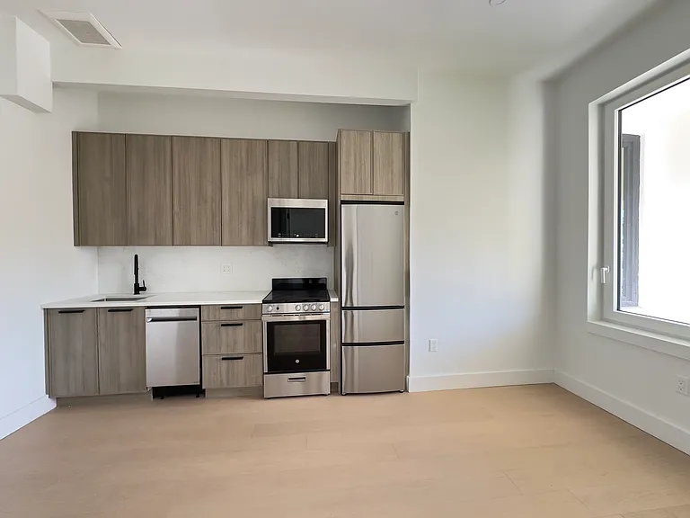 109 S 6th St #4E — Photo 6