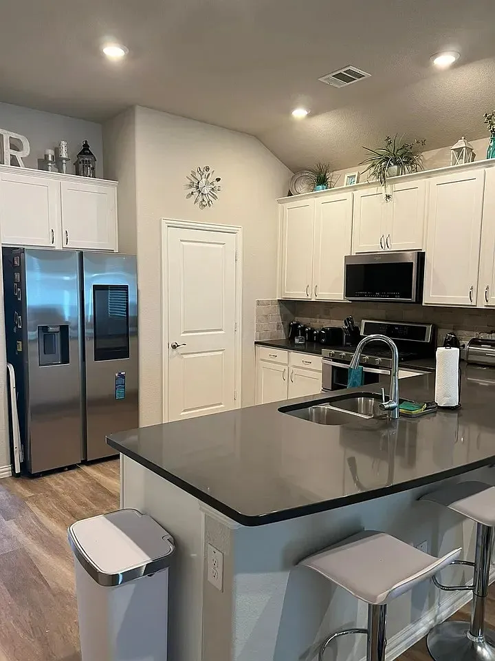 3 bed, 2084 sqft, $2,299 — Photo 4
