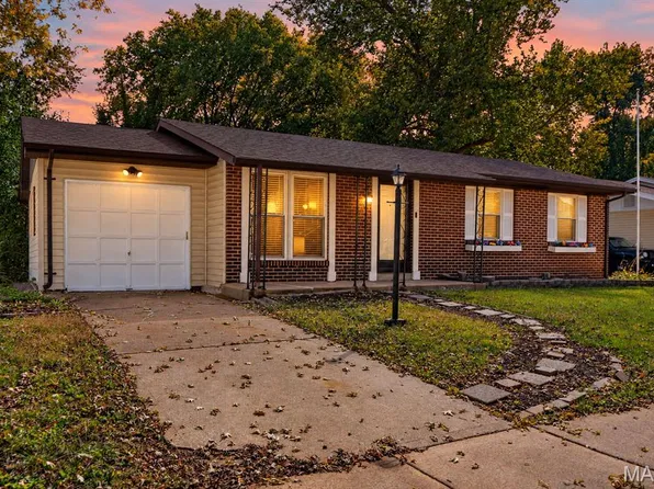 2942 Chance Dr, Florissant, MO 63031