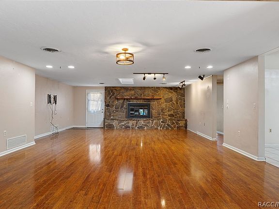 5th image of 892 E Victoria Ln