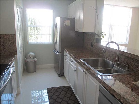 5th image of 19901 E Country Club Dr #2501