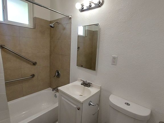 5th image of 905 Gaviota Ave APT 2