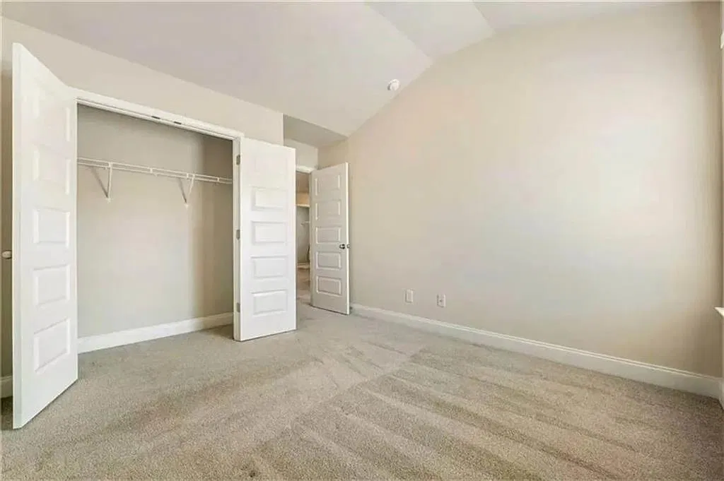 4 bed, 2.5 bath, 2342 sqft, $2,200 — Photo 3
