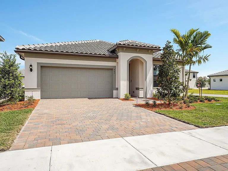 845 SE Courances Dr — Photo 1