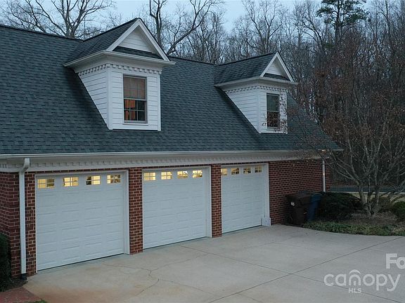 3rd image of 3440 Duck Pond Dr NE