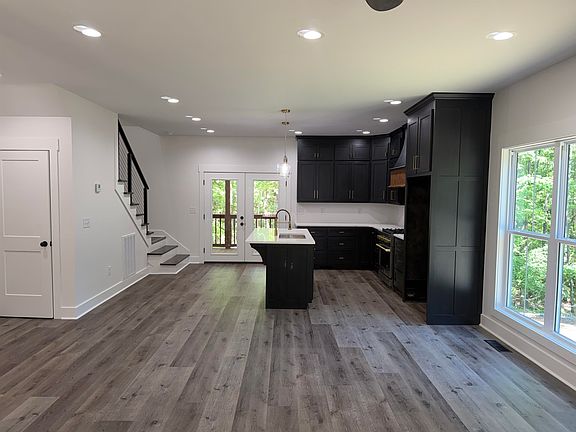 4th image of 225 Liles Ln