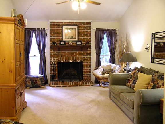 Living room w/vaulted ceiling