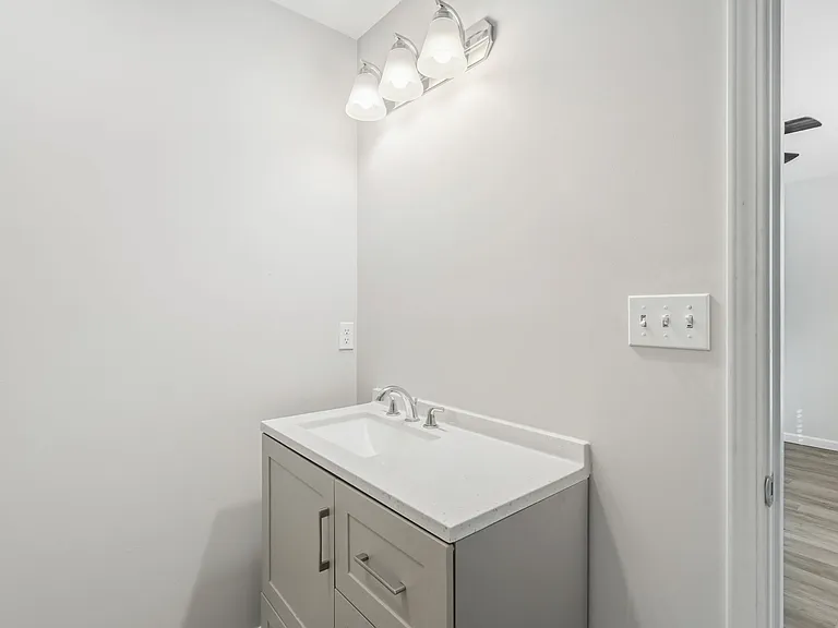 2100 Paris Rd — Photo 16