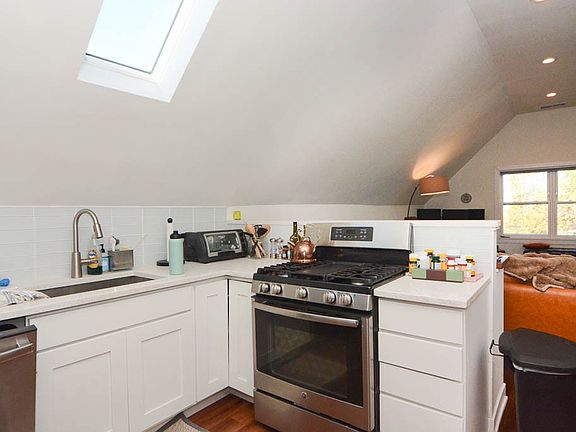 4th image of 3031 N Hamlin Ave APT 3