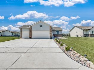 2321 W Country Lakes St, Haysville, KS 67060