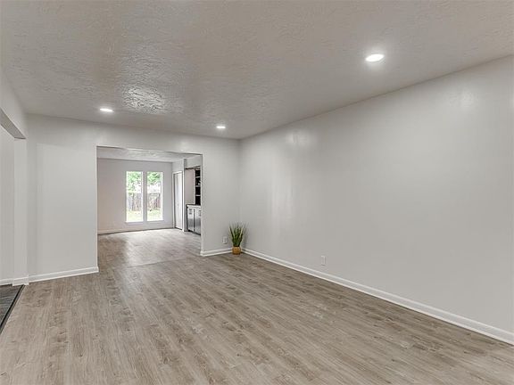 3rd image of 1631 Oakwood Dr