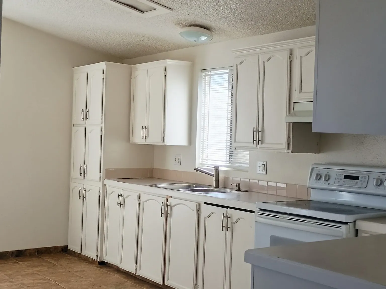 3 bed, 1682 sqft, $2,570 — Photo 2