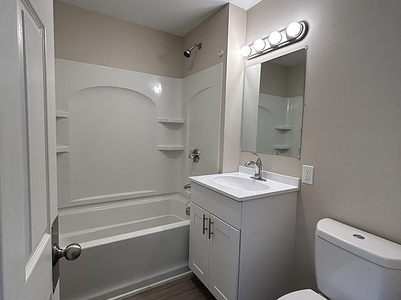 3rd image of 104 Green Hill Pkwy APT 2