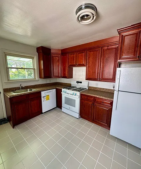 18 Tunis Ave #2 — Photo 2