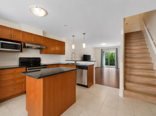 6498 Elgin Ave #7, Burnaby, BC V5H 3S6