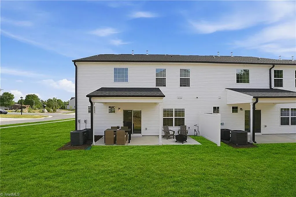 4 bed, 2.5 bath, 2504 sqft, $2,750 — Photo 4