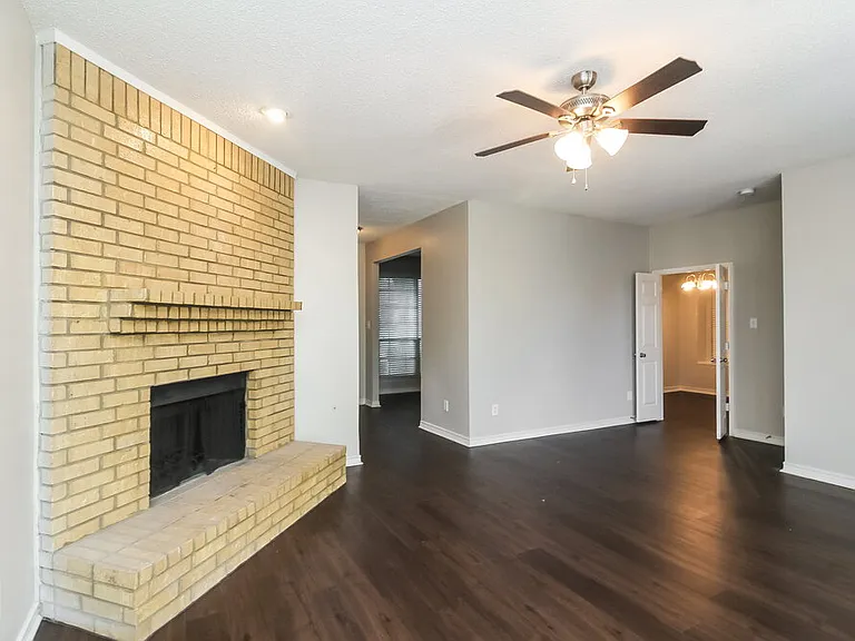 1528 Warwick Dr — Photo 2