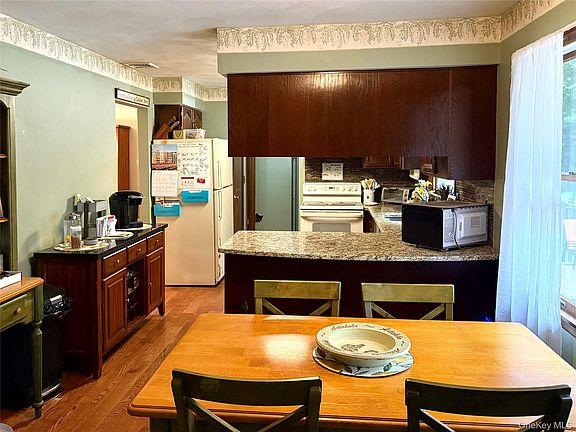 3rd image of 33A Hillside Avenue