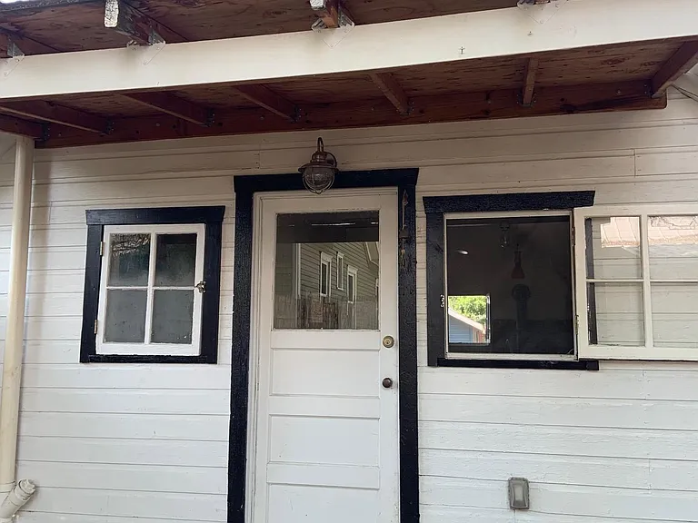 Front porch w/deck