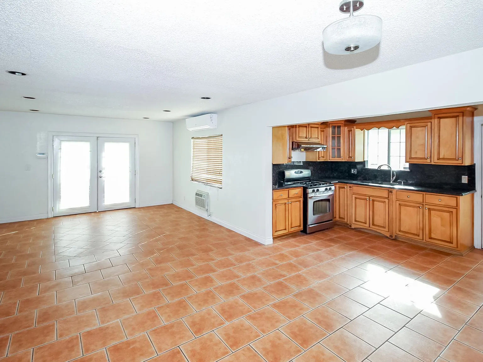 3 bed, 1161 sqft, $3,050 — Photo 4