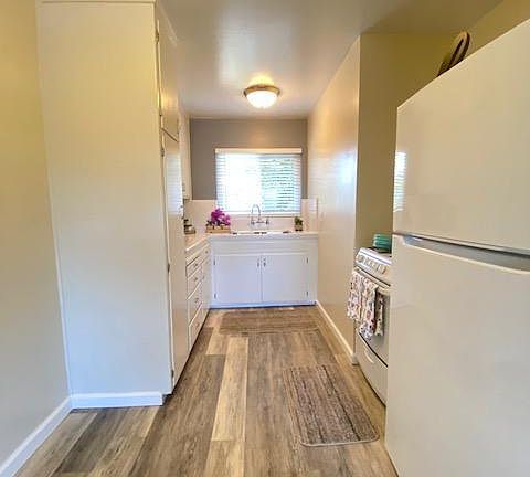 2nd image of 1646 Davis St #3