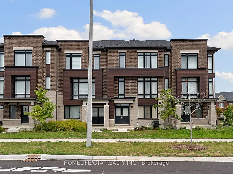 7 Holyrood Cres — Photo 2