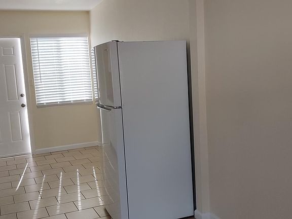 4th image of 4211 Winona Ave #4211