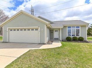 1932 Wexford Ln, Waukesha, WI 53186
