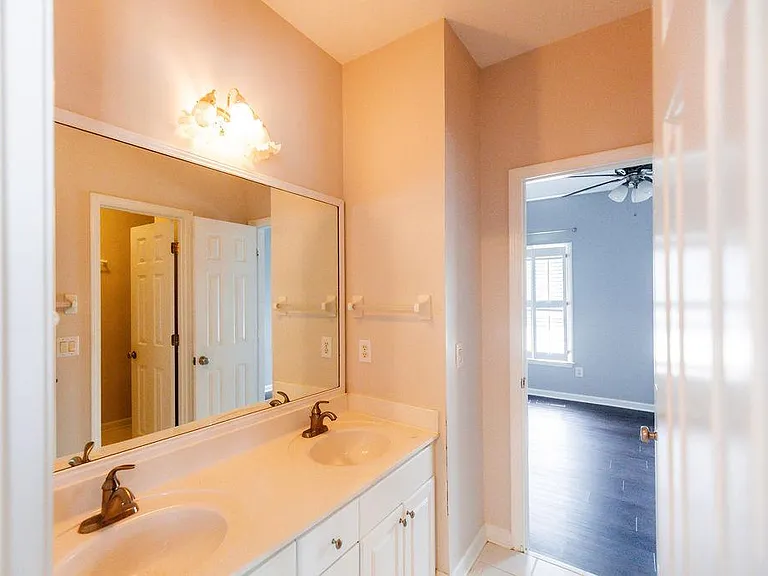 Jack & Jill full bathroom