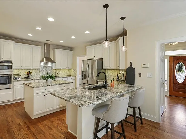1510 Liberty Ln — Photo 2
