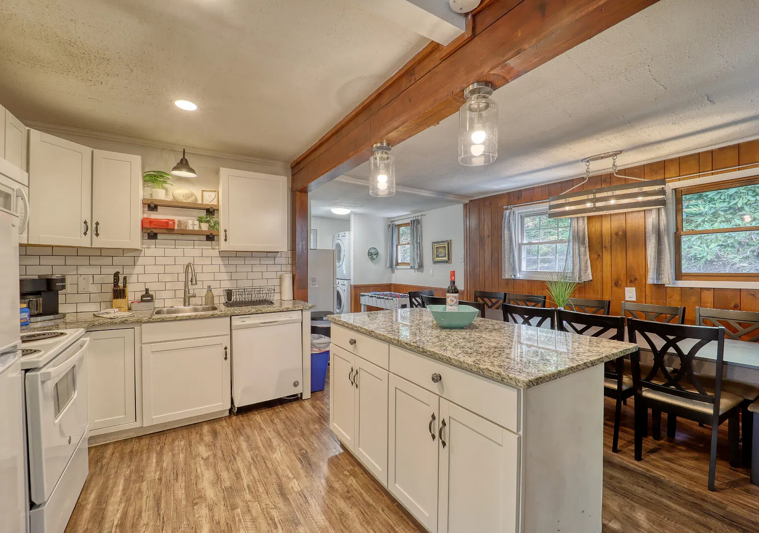 One level home of 5 bedrooms and 2 bathrooms with hot tub, fire pits. — Photo 4