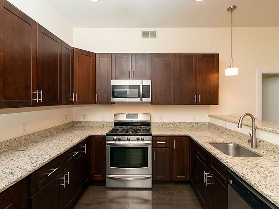 4th image of 194 Bloomfield Ave APT 2C