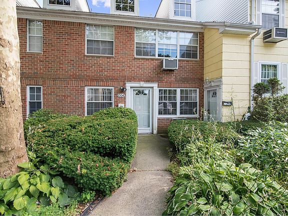 2nd image of 1104 Towne House Vlg