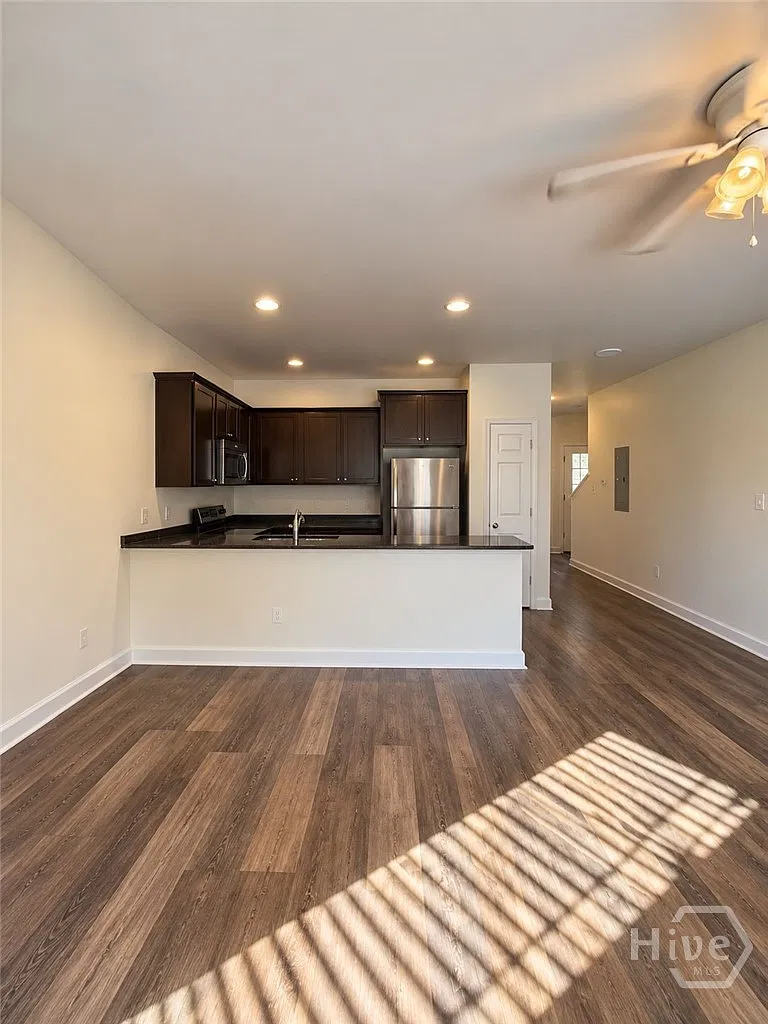 3 bed, 3.5 bath, 1475 sqft, $2,500 — Photo 4