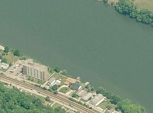 602 1/2 4th Ave, Montgomery, WV 25136