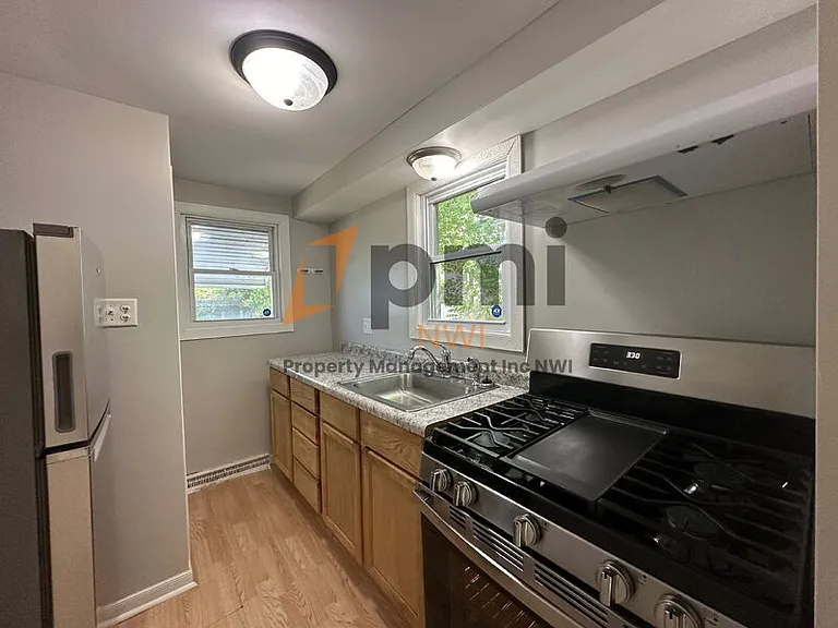 1518 Oak St — Photo 4