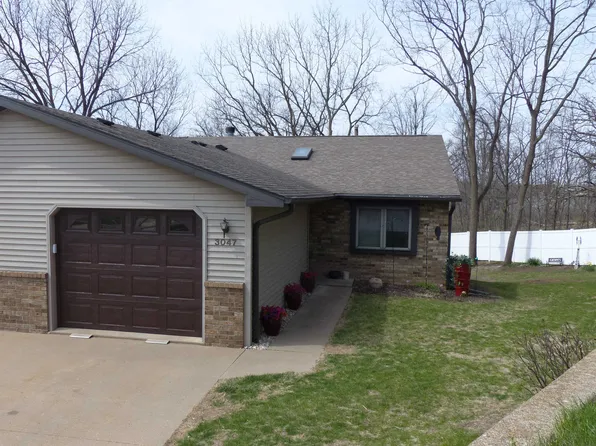 3047 Deerwood Cir, Dubuque, IA 52003