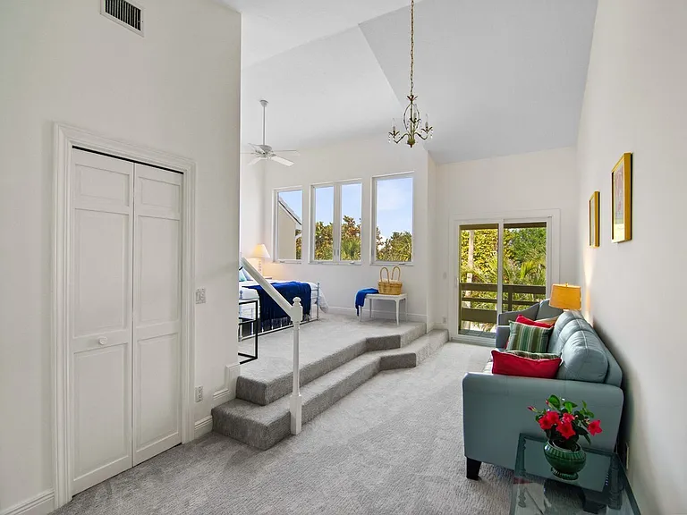 560 N Monterey Dr — Photo 21