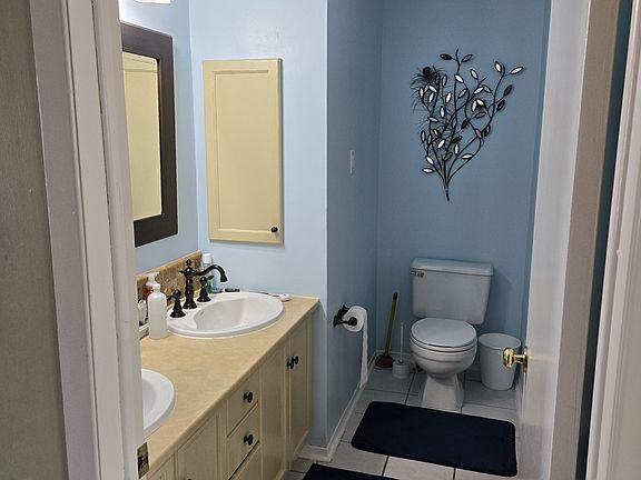Shared Bathroom 2 sinks, bathtub/shower