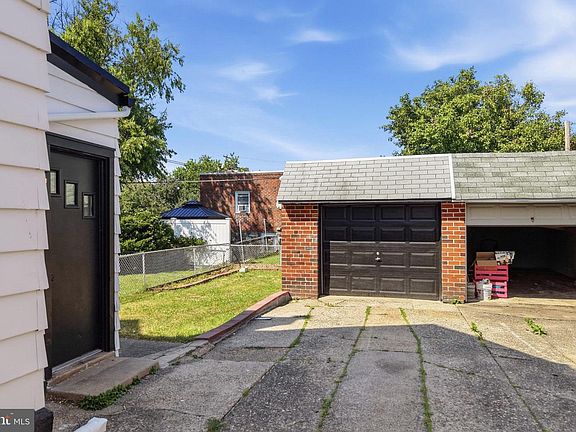 3rd image of 917 Oakmont St