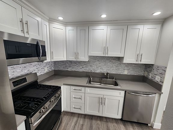 2nd image of 10508 Sunland Blvd Unit 3