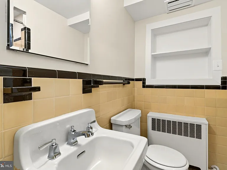 2375 N Vernon St — Photo 59