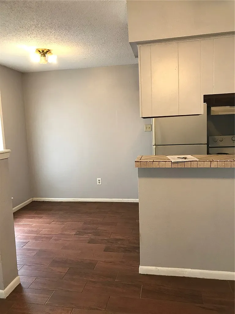 2 bed, 900 sqft, $1,199 — Photo 3